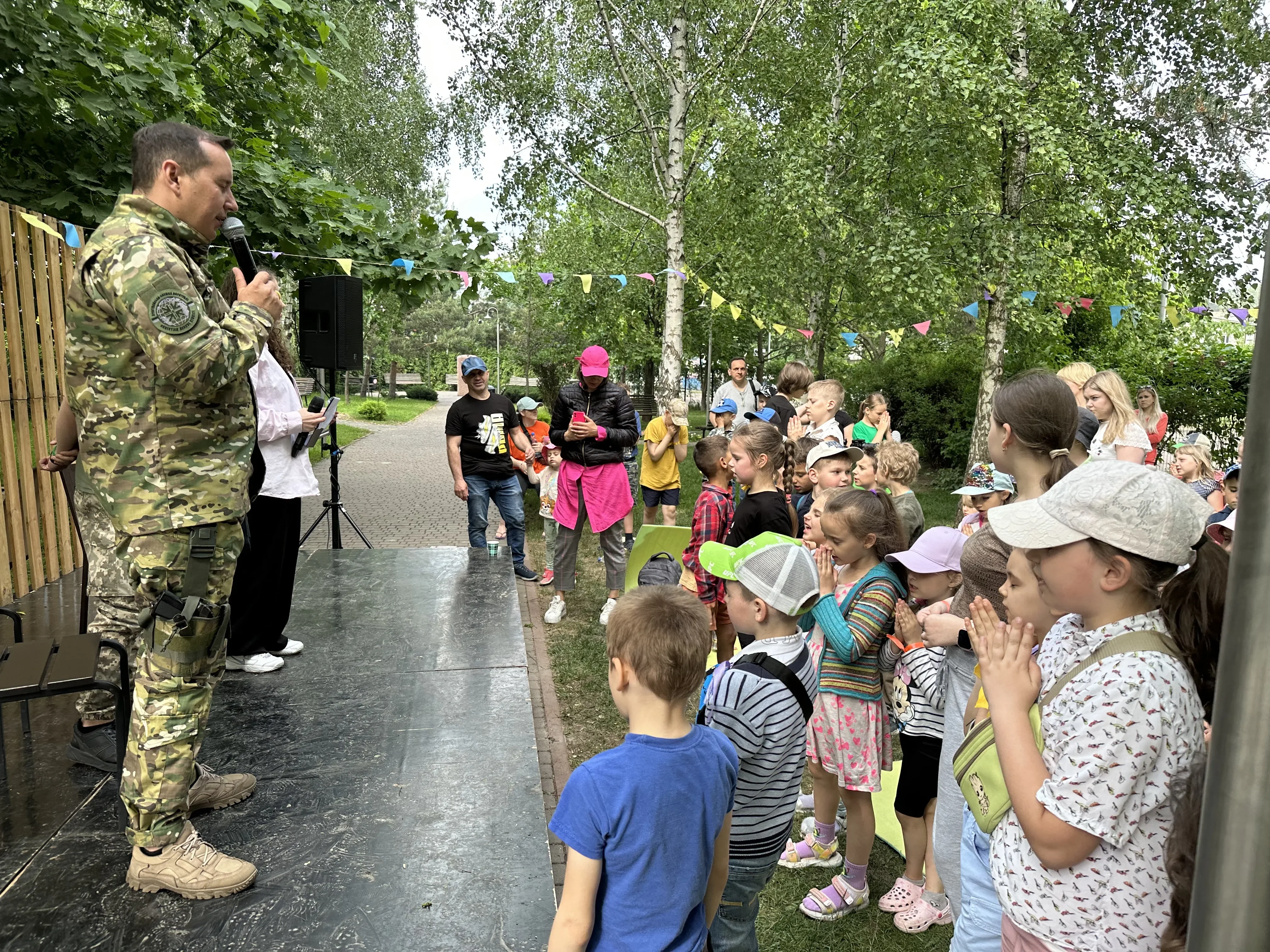 TBN UA - Children praying with military